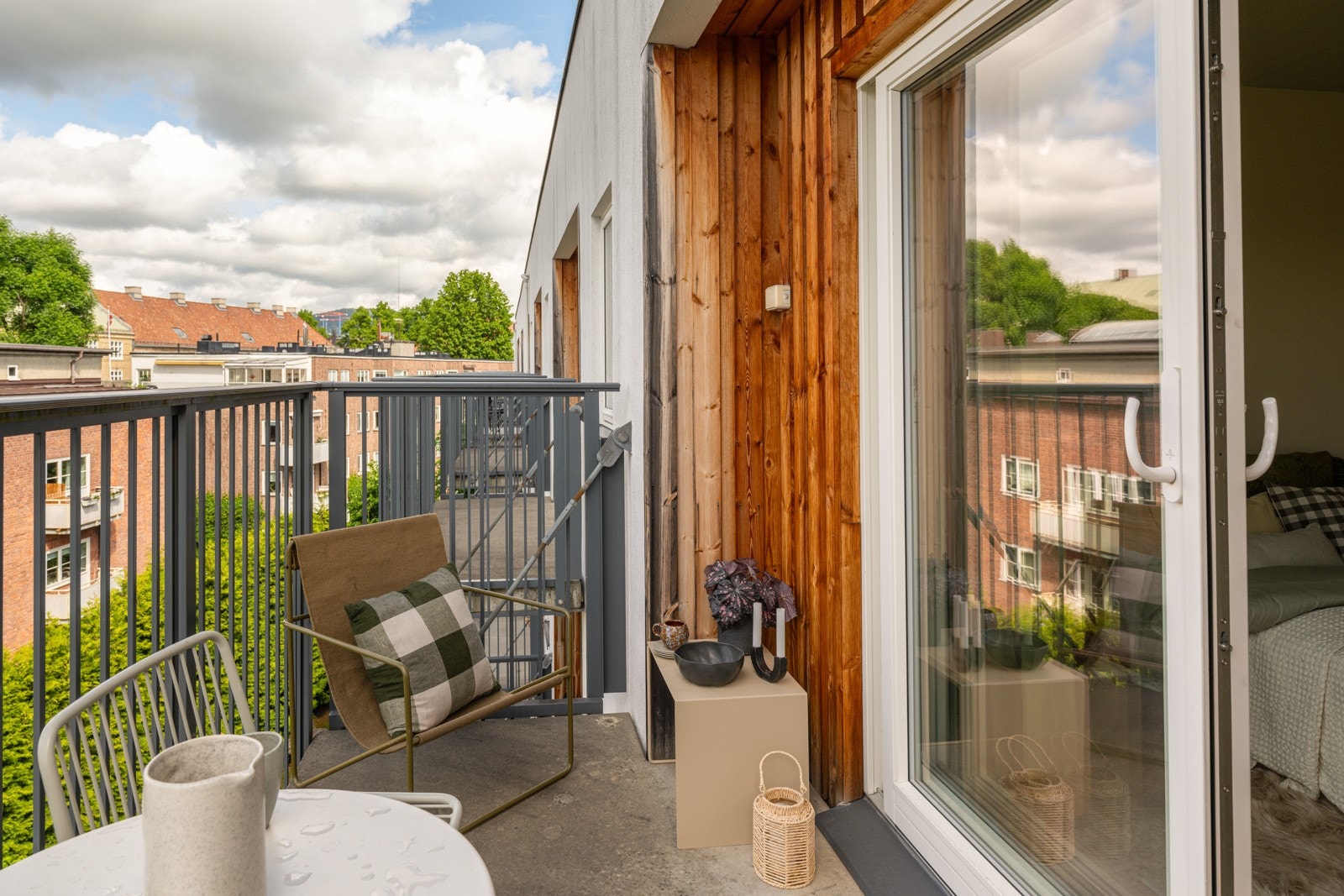 Balkongen har betongdekke på gulv og plass til sittegruppe etter eget ønske. Galleribilde
