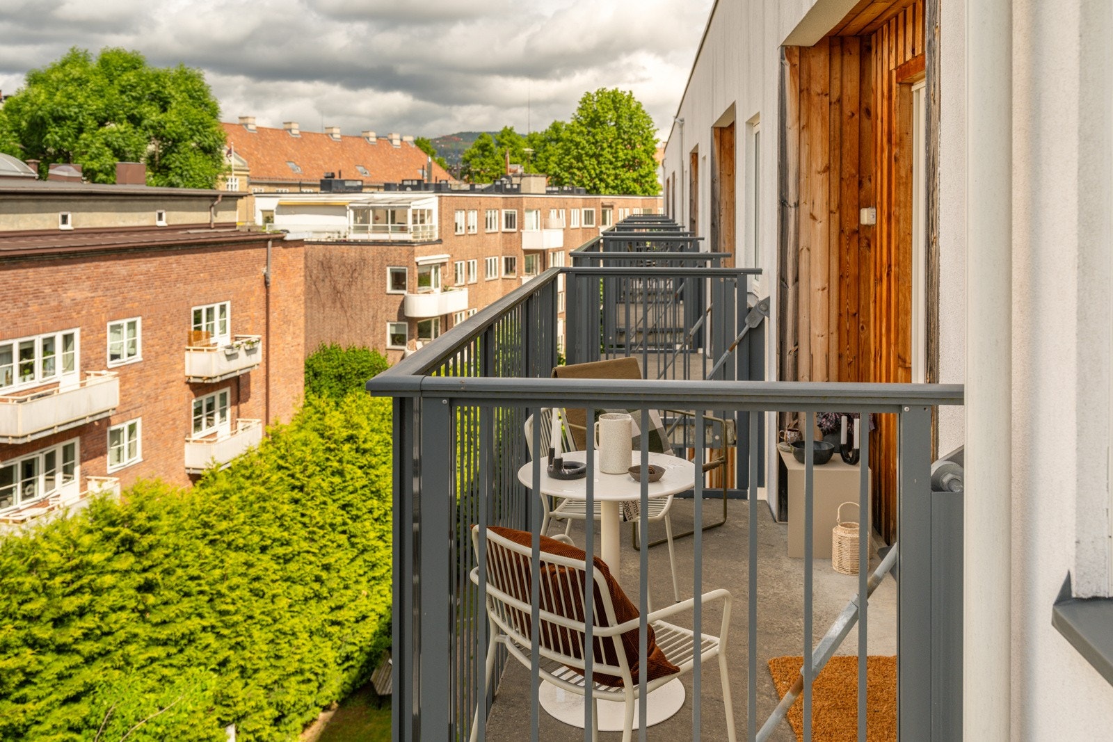 Balkongene har et areal på totalt ca. 17m², i tillegg har du en privat takterrasse på hele 45m²! Galleribilde