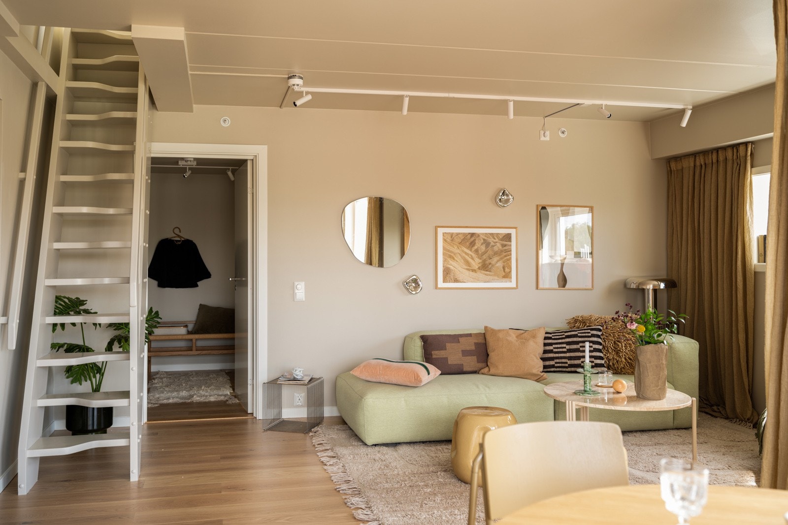 Du tar deg opp til leiligheten i byggets toppetasje (4. etasje) via felles trapperom med heis. Galleribilde