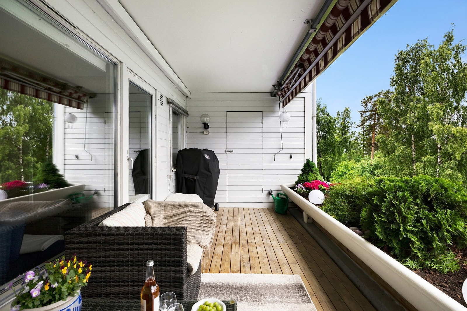 Balkongen har plass til utemøbler og grill, og byr på et flott blomsterbed som bidrar til en grønn og hyggelig atmosfære. Galleribilde