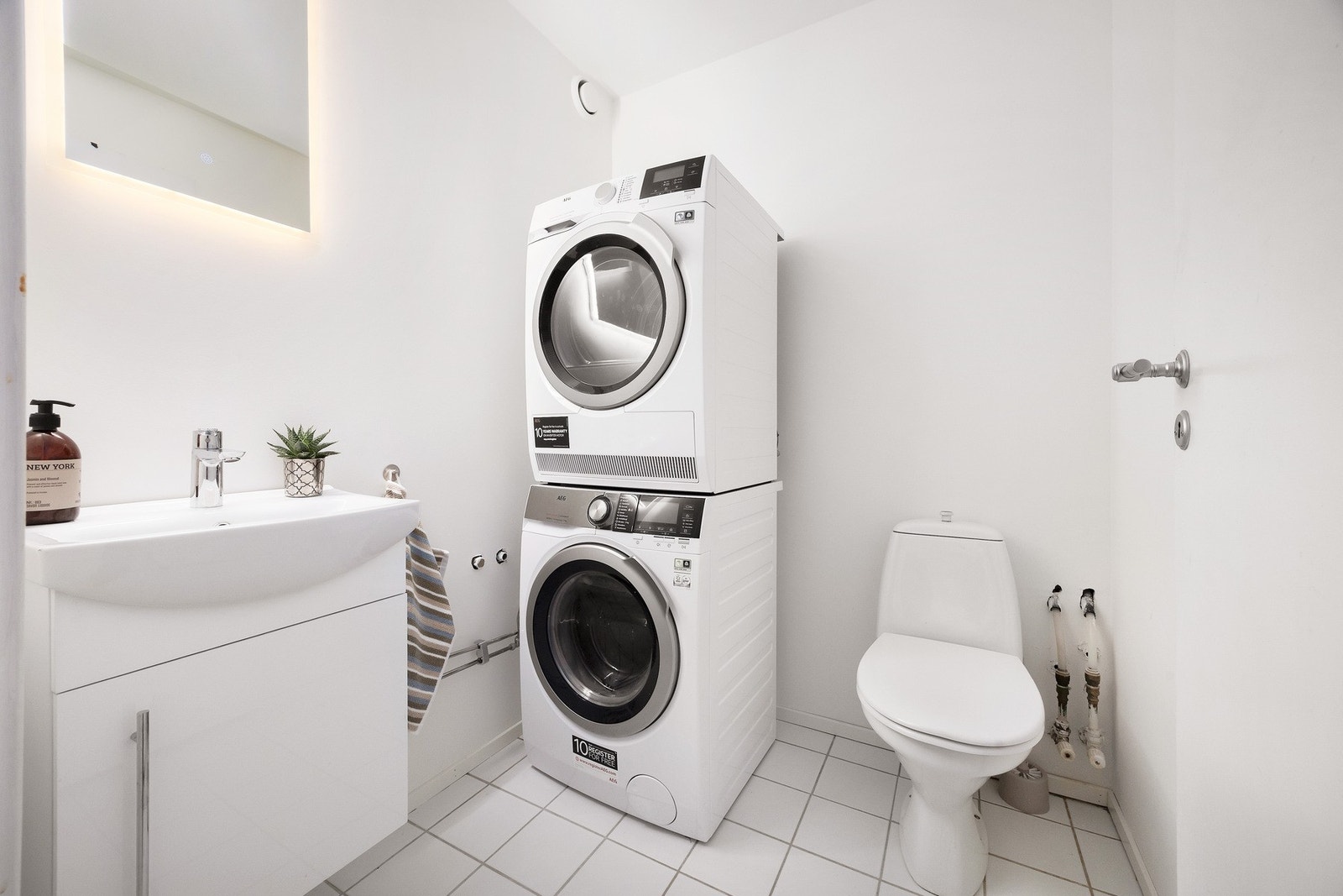 I tillegg til badet disponerer boligen et separat toalettrom, noe som er en praktisk løsning for familier og travle morgener. Galleribilde