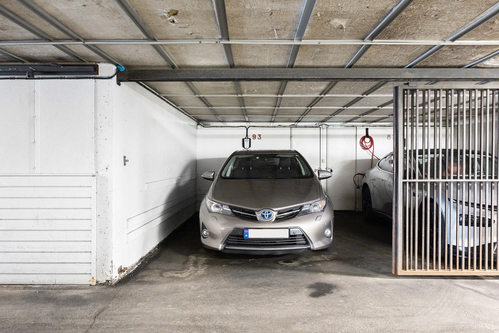 Det medfølger garasjeplass rett under bygget med opplegg for ladeboks. Galleribilde