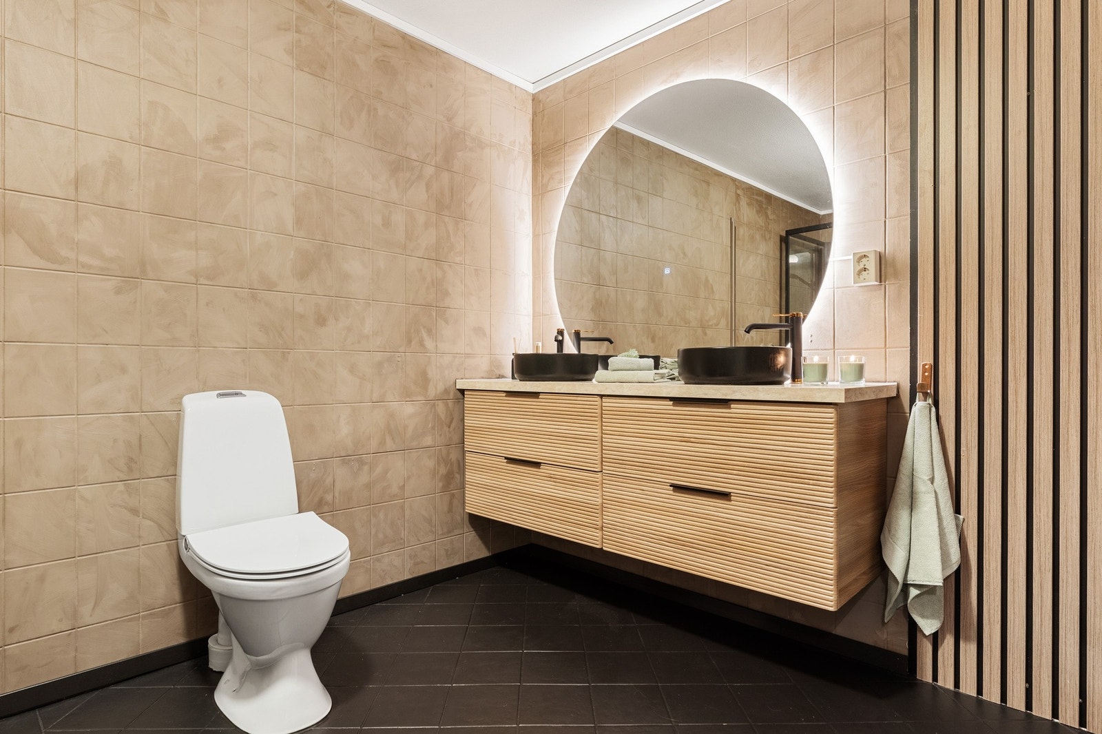 - Badet fikk malt gulv- og veggflater med kalkmaling og sealer i 2024, samt nytt listverk i 2026 - Galleribilde
