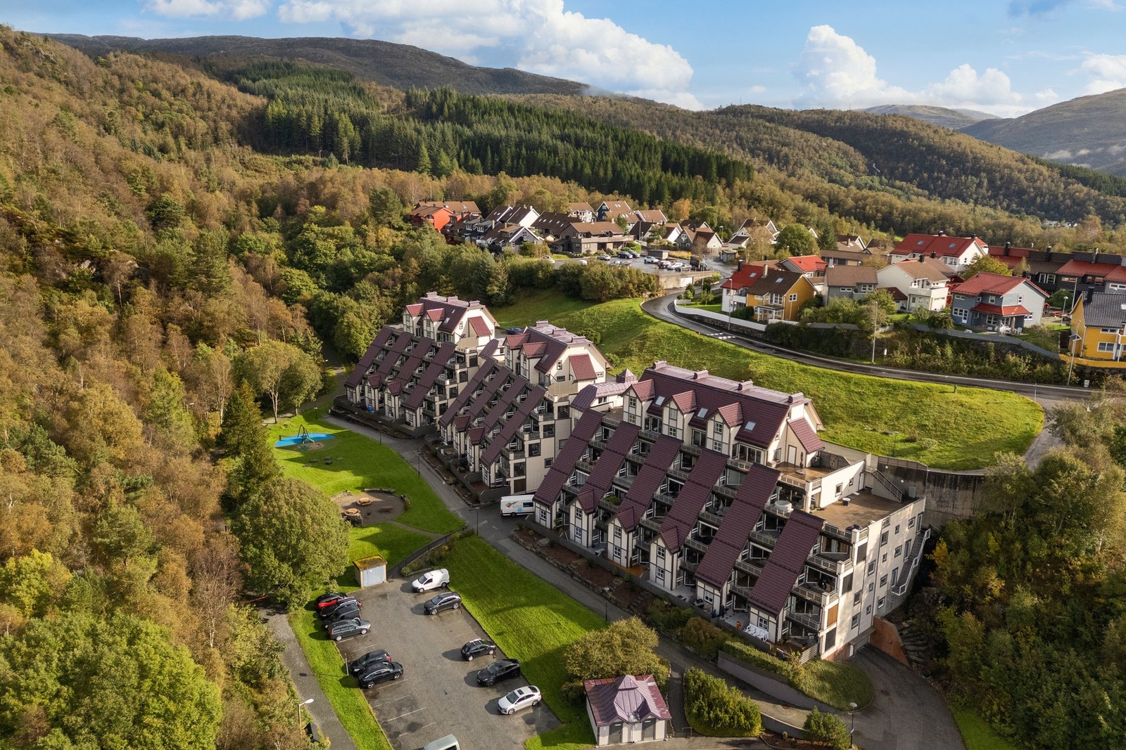 - Det er fine turområder i nærheten, bl.a. til Landåsfjellet, Nubbevannet og Ulriken er populær for både store og små - Galleribilde