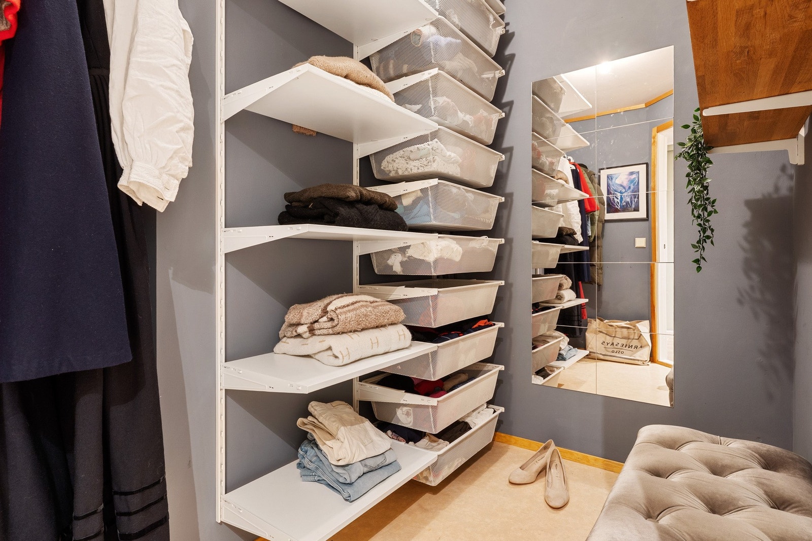 - I 2025 ble boden oppgradert med malte veggflater og garderobesystem, og fungerer i dag som et romslig walk-in closet - Galleribilde