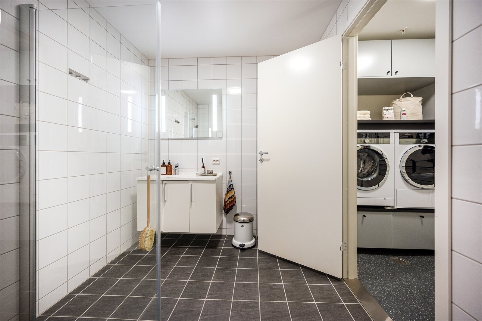 Helfliset bad og eget vaskerom Galleribilde