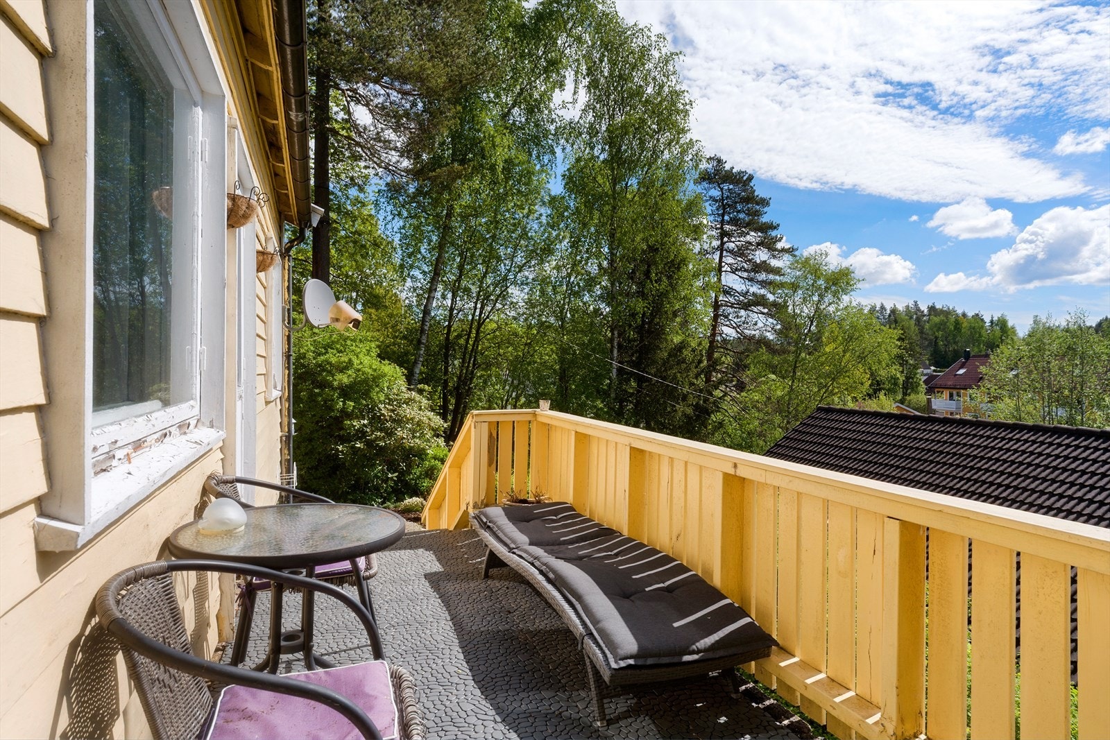 Fra stuen er det utgang til terrasse på ca. 14,4 kvm med trapp ned til hagen. Galleribilde
