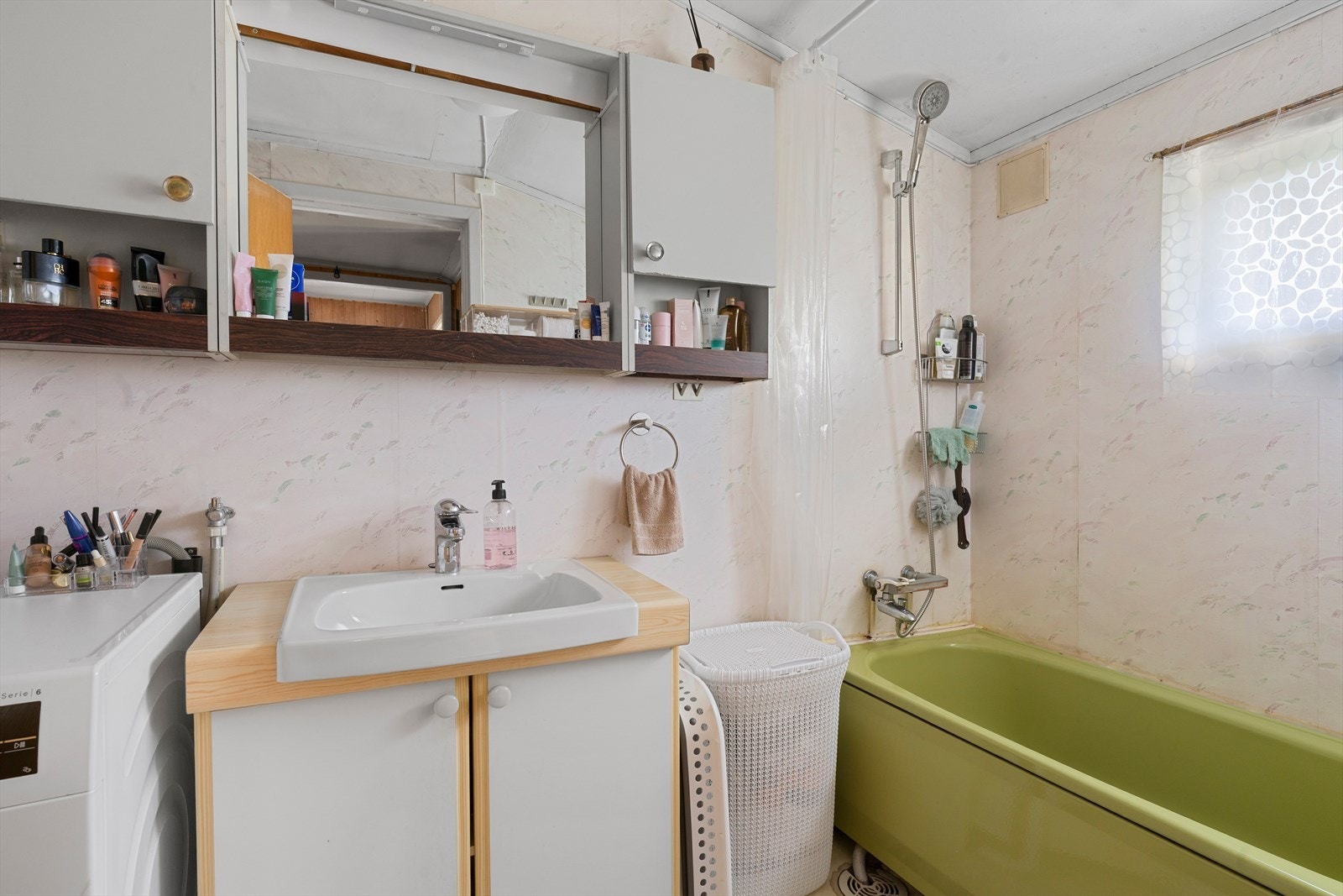 Badet er utstyrt med servant med ettgreps blandebatteri, overskap med speil og belysning, samt badekar med dusjløsning. Det er opplegg for vaskemaskin. Galleribilde
