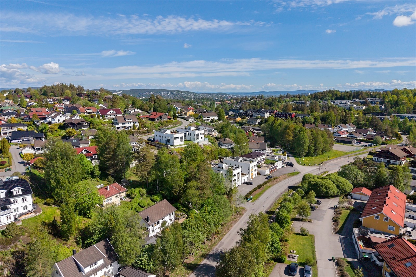 Lokalbussen stopper i veien, ekspressbussen stopper i Bjørndalsveien rett nedenfor boligfeltet. Galleribilde