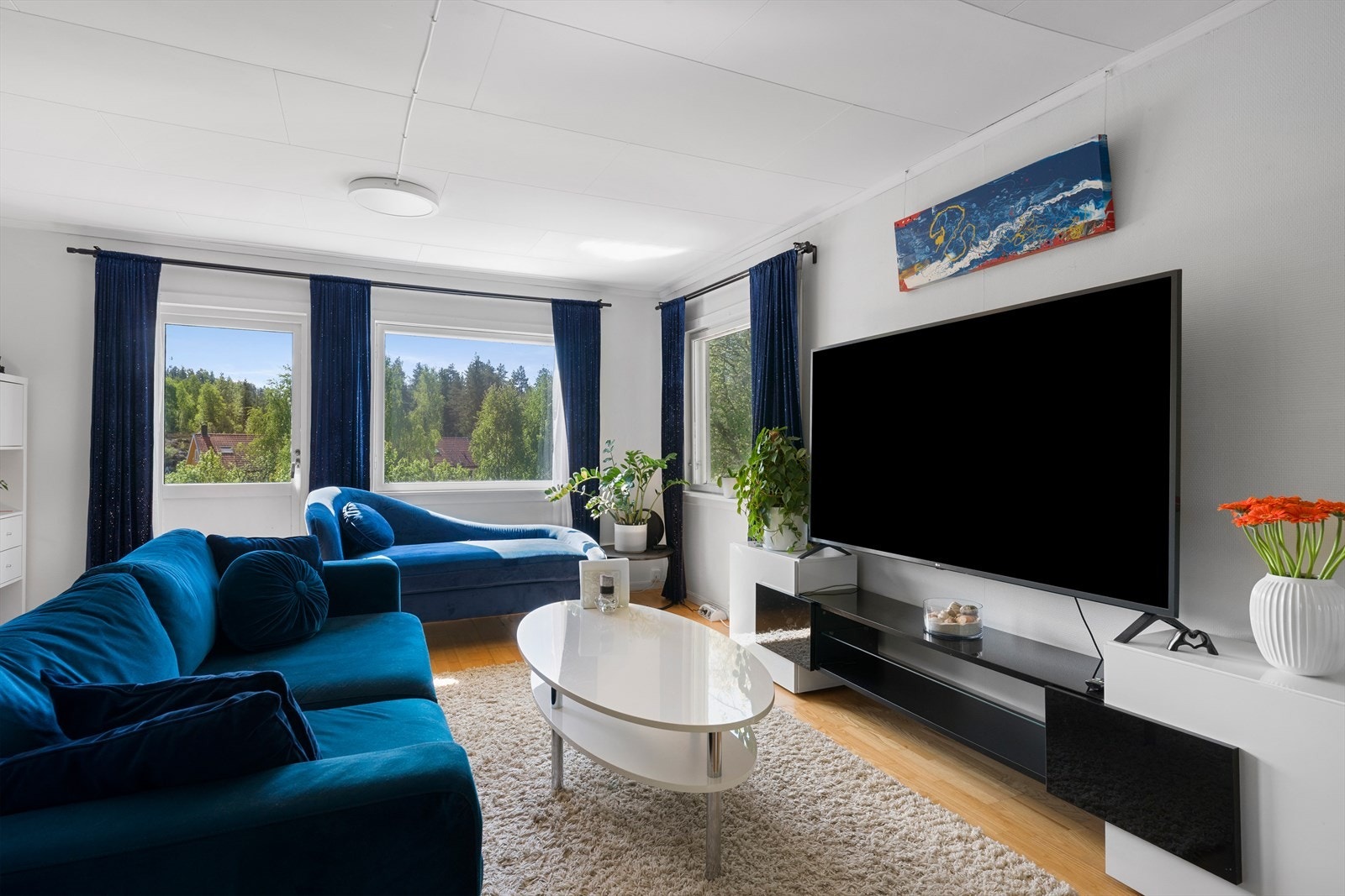 Boligen har gjennomgående eldre standard og fremstår med behov for modernisering og oppgraderinger både innvendig og utvendig. Galleribilde