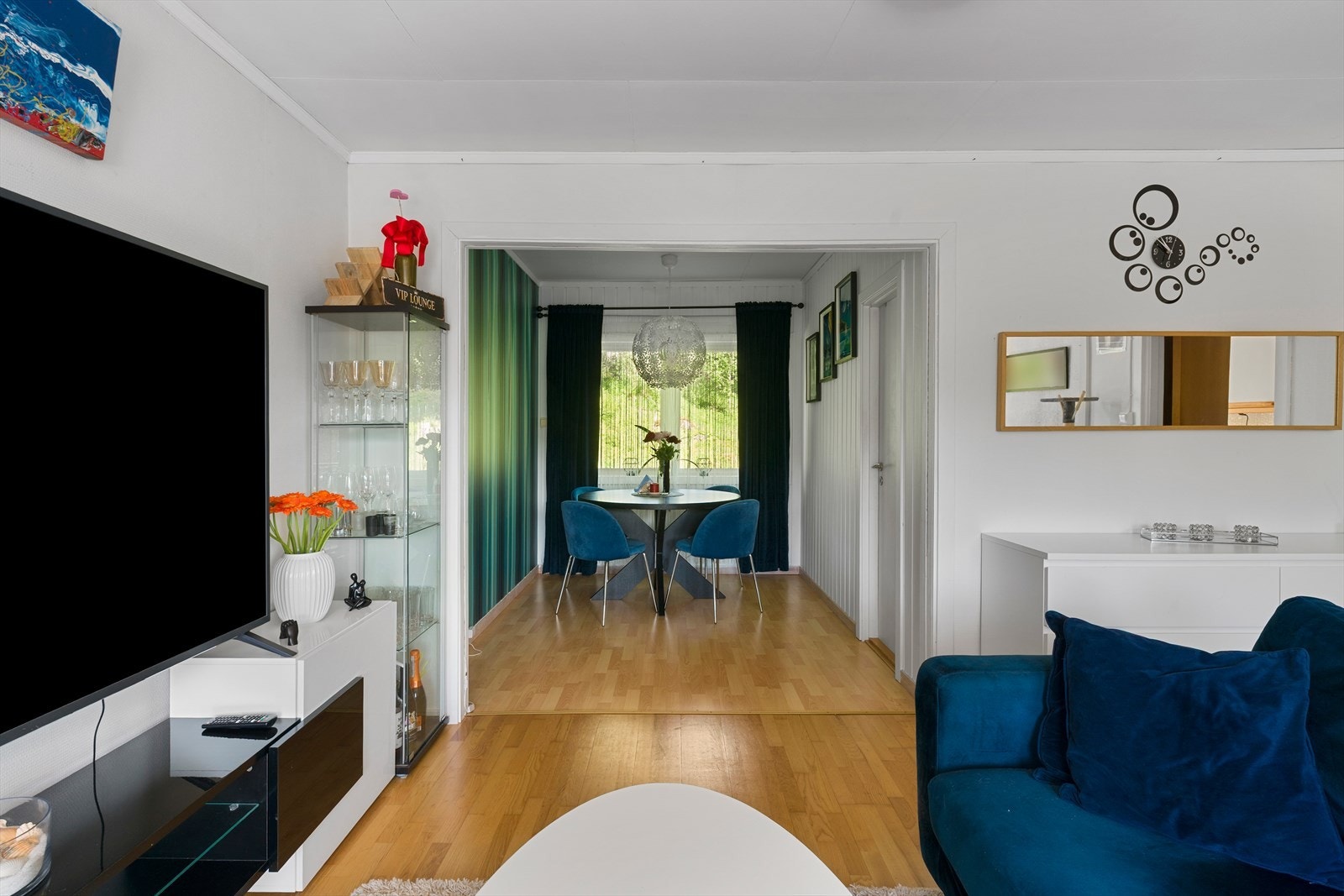 Planløsningen består av entré, gang, kjøkken, stue, spisestue, bad, toalettrom, kontor og to soverom. Det er i tillegg to krypkjellere med adkomst via luke i gulv. Galleribilde
