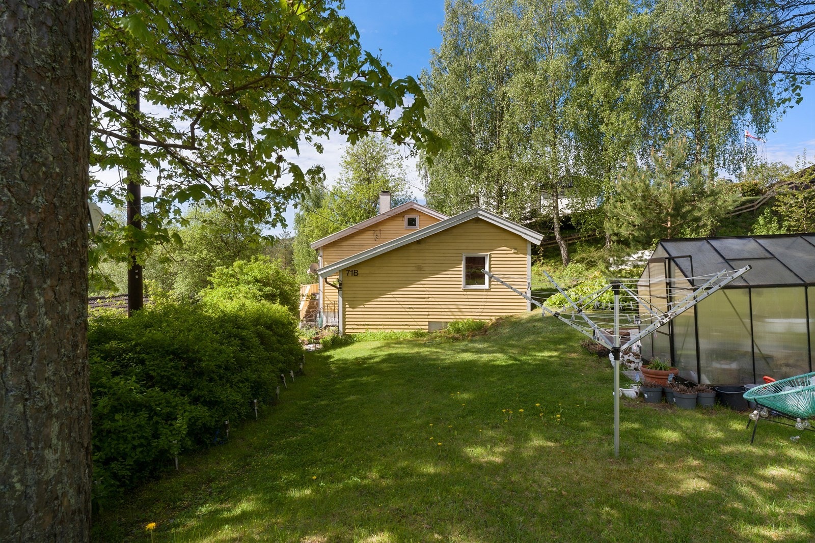 Et paradis for en barnefamilie. Det er kort avstand til skoler i alle trinn, flere barnehager, Meny matbutikk, Lørenskog togstasjon, buss og sentrum av Lørenskog med alle servicefasiliteter. Galleribilde