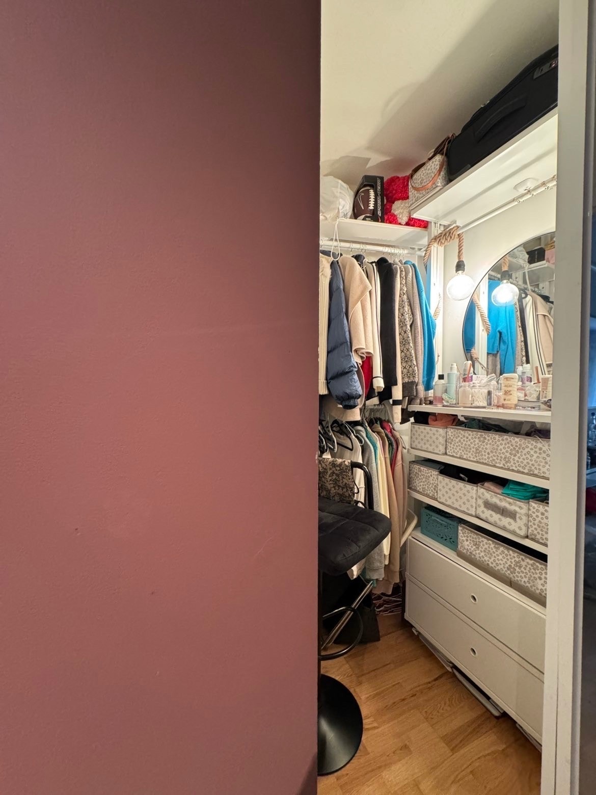 Praktisk walk-in-garderobe Galleribilde