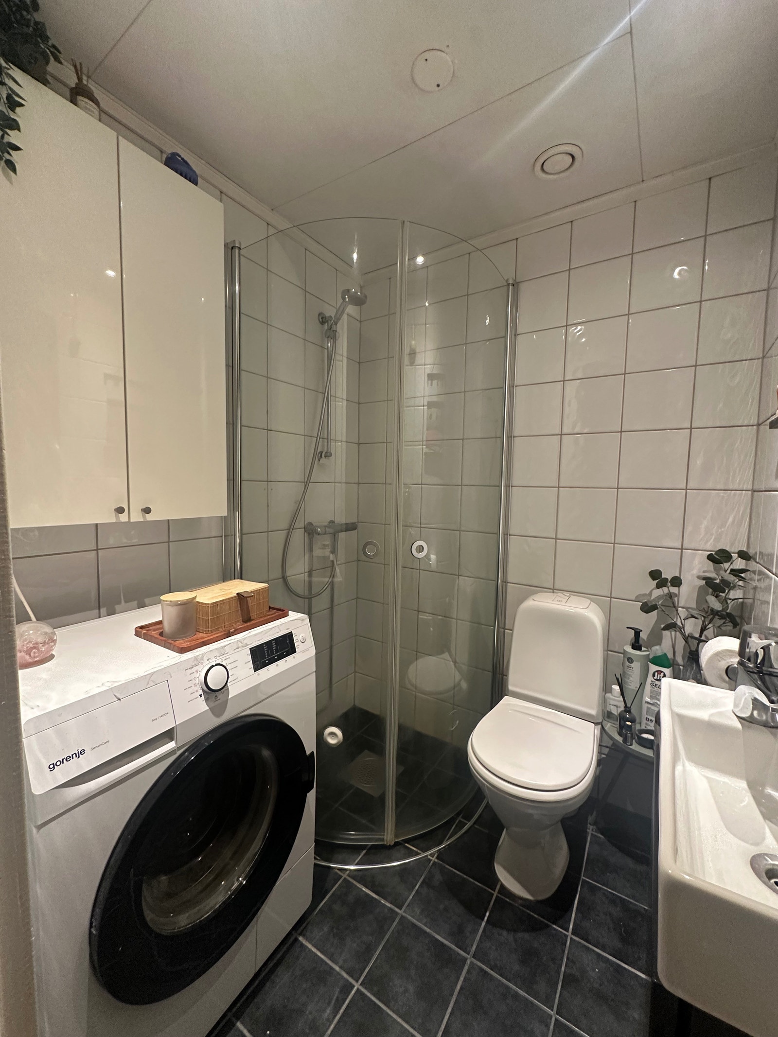 Bad med dusjhjørne og opplegg for vaskemaskin Galleribilde
