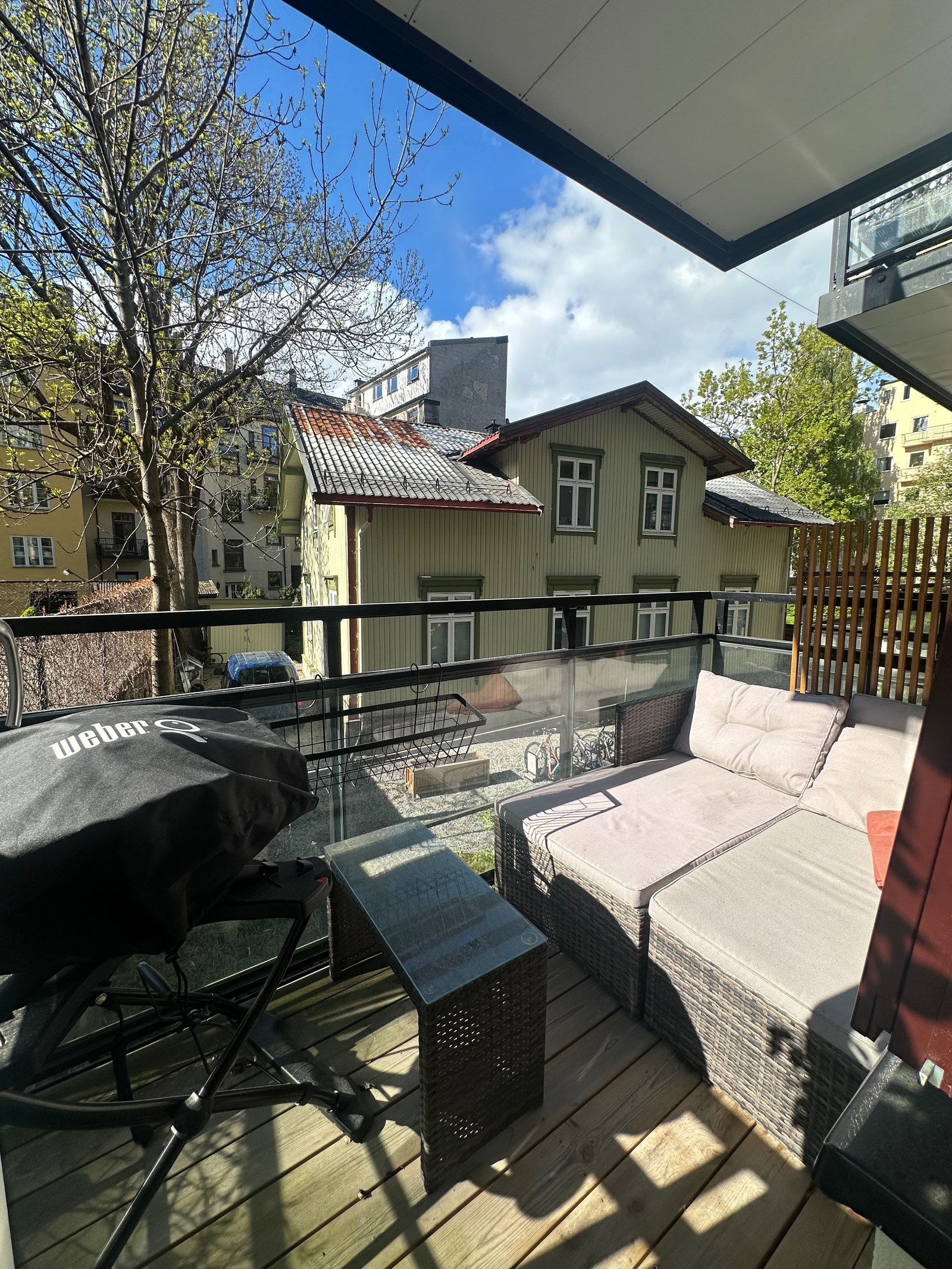 Balkong mot rolig gårdsrom Galleribilde