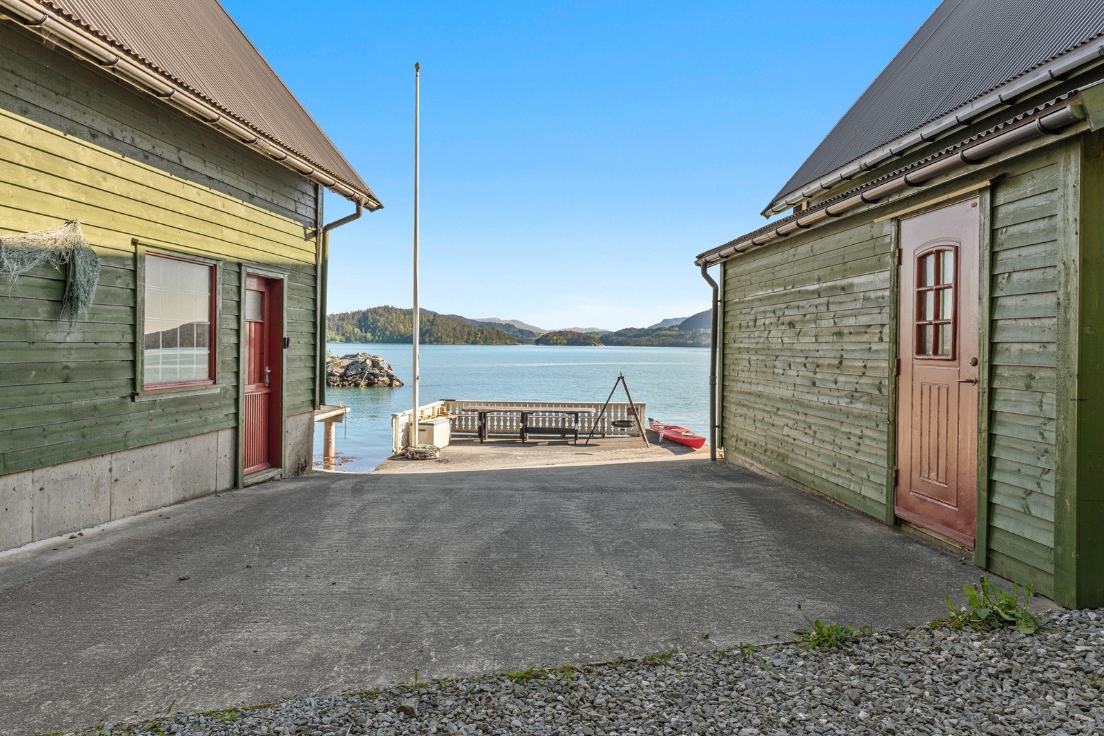 Naustet ligger fint til med umiddelbar tilgang til sjøen, noe som gir en unik kombinasjon av tilgjengelighet og fredelige omgivelser. Galleribilde