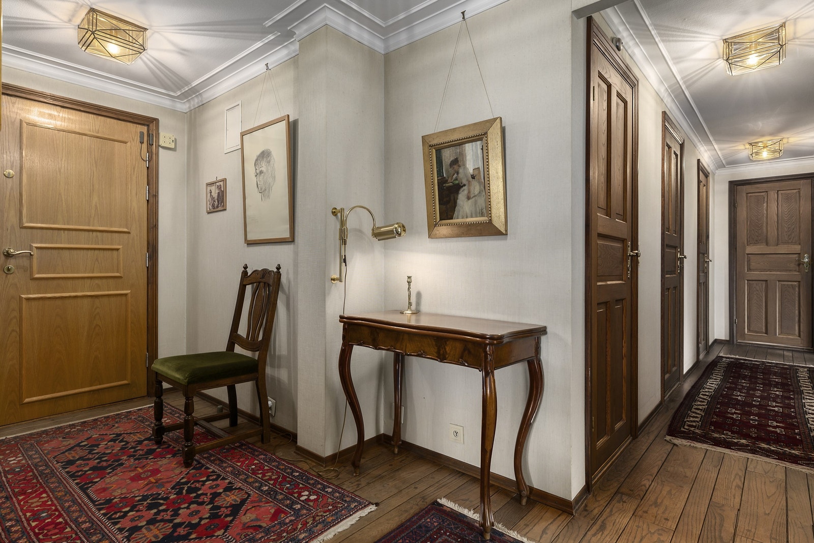 Entre med garderobeskap. Soveromsgang med gjestetoalett, vaskerom, bad og 2 romslige soverom. Galleribilde