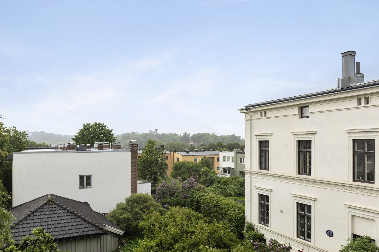 Pen utsikt fra leiligheten og balkong. Leiligheten ligger i 3 etg som gir ekstra pen utsikt. Galleribilde