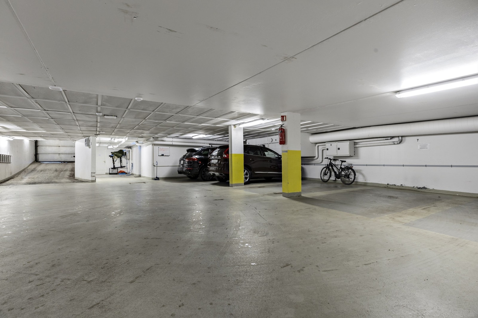 En garasjeplass i lukket privat anlegg medfølger. Heis går fra samme etasje og opp til leiligheten. Galleribilde
