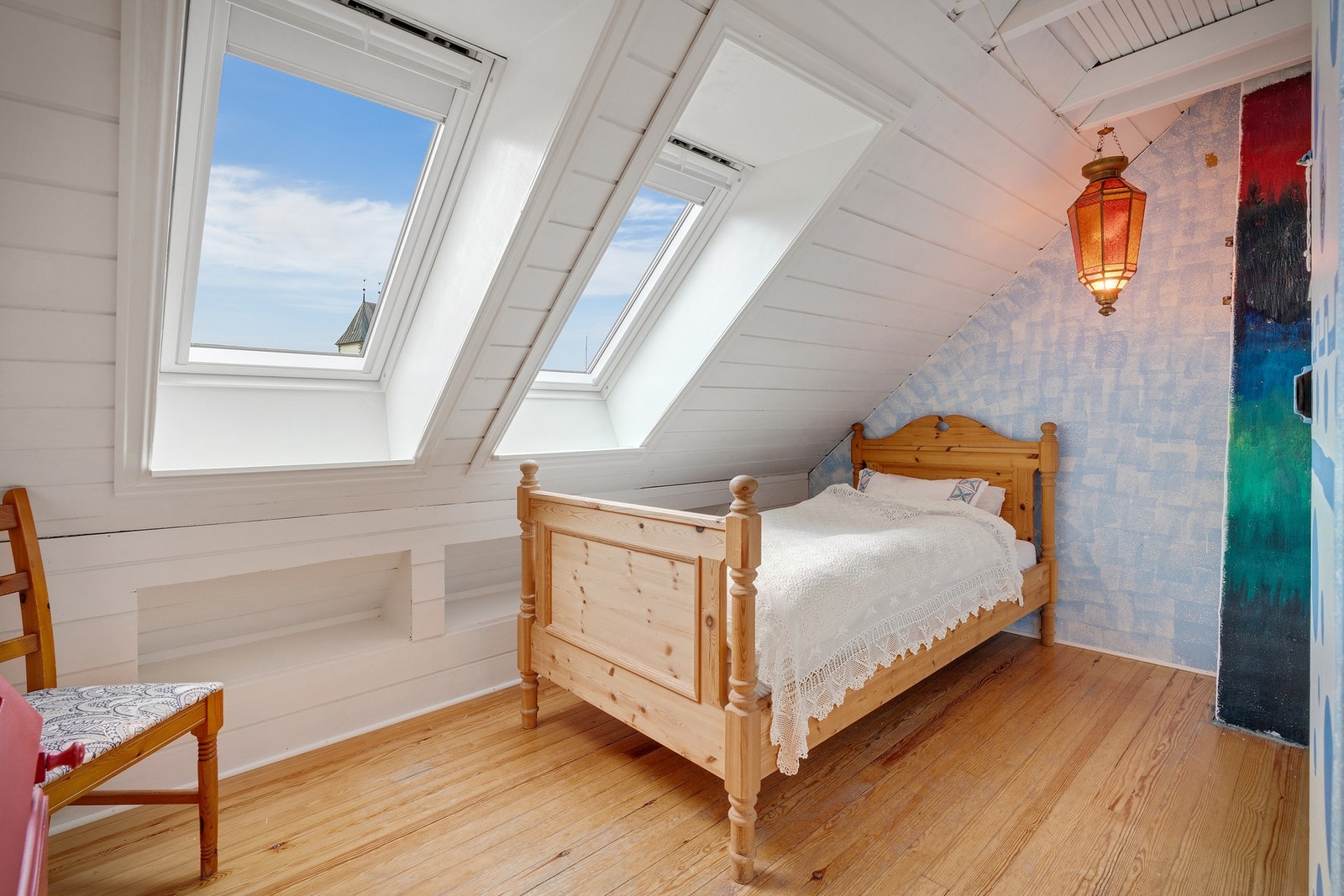 Lyst soverom med skråtak og takvinduer som gir godt med naturlig lys. Galleribilde