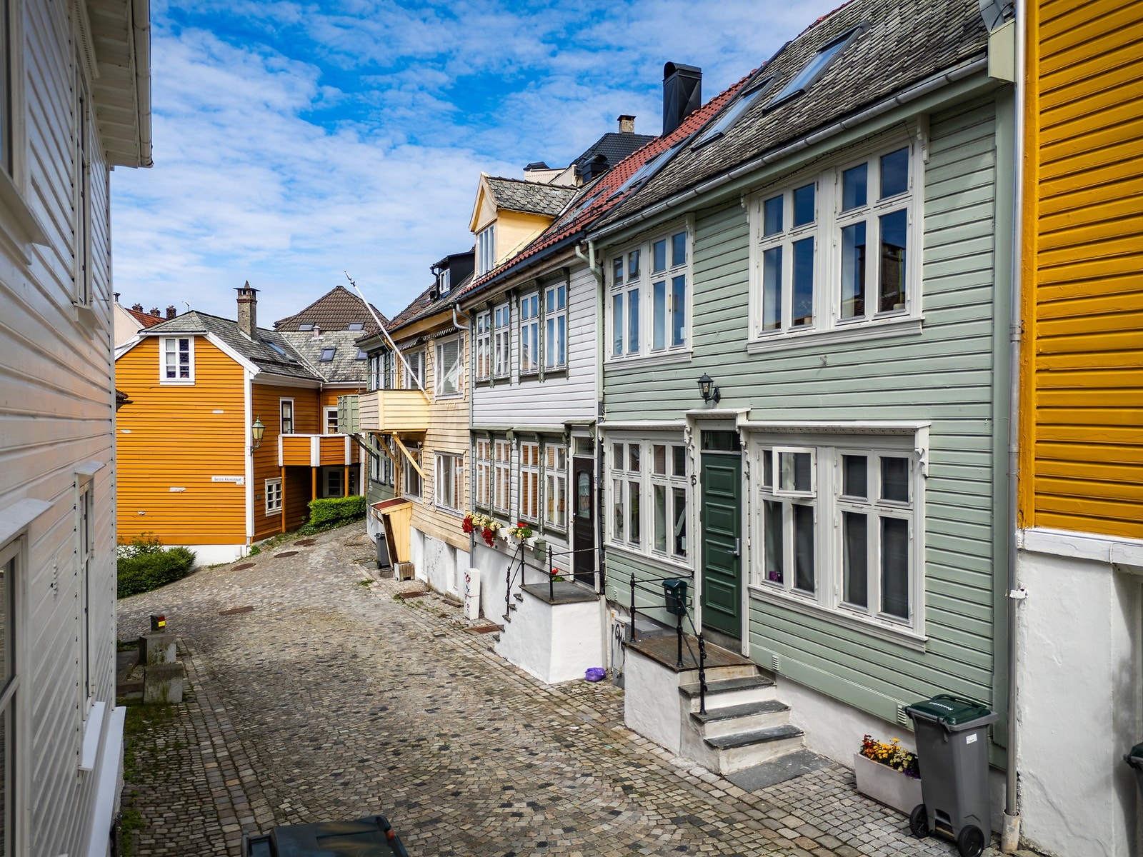 Flott gate hvor man går til bykjernen på få minutter. Legg merke til at taket hele taket er skiftet i 2020. Galleribilde