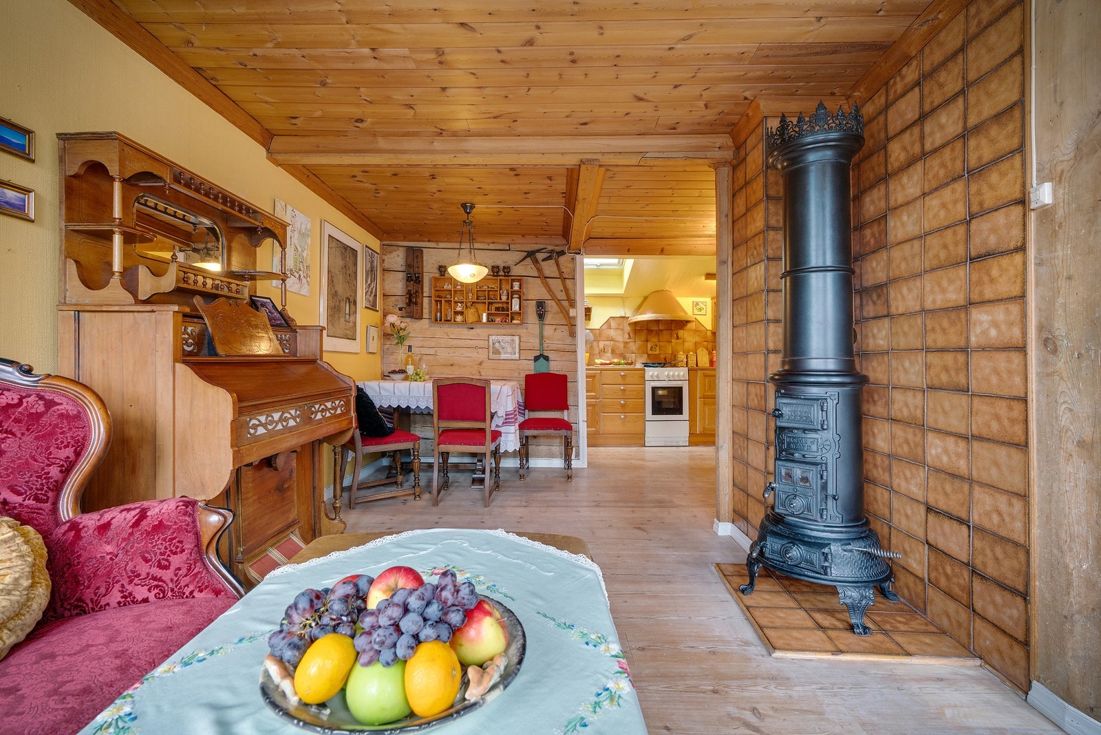 Flott peis i stuen. Skorsteinen ble foret i 2019 Galleribilde