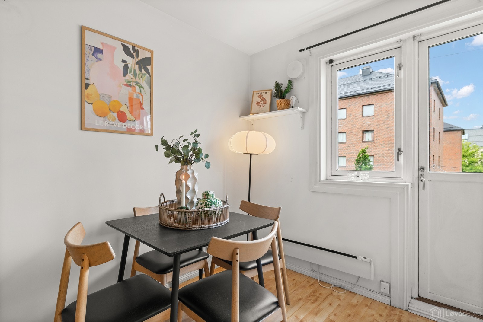 Stuen har plass til en hyggelig spisegruppe, og herfra er det utgang til balkong. Galleribilde