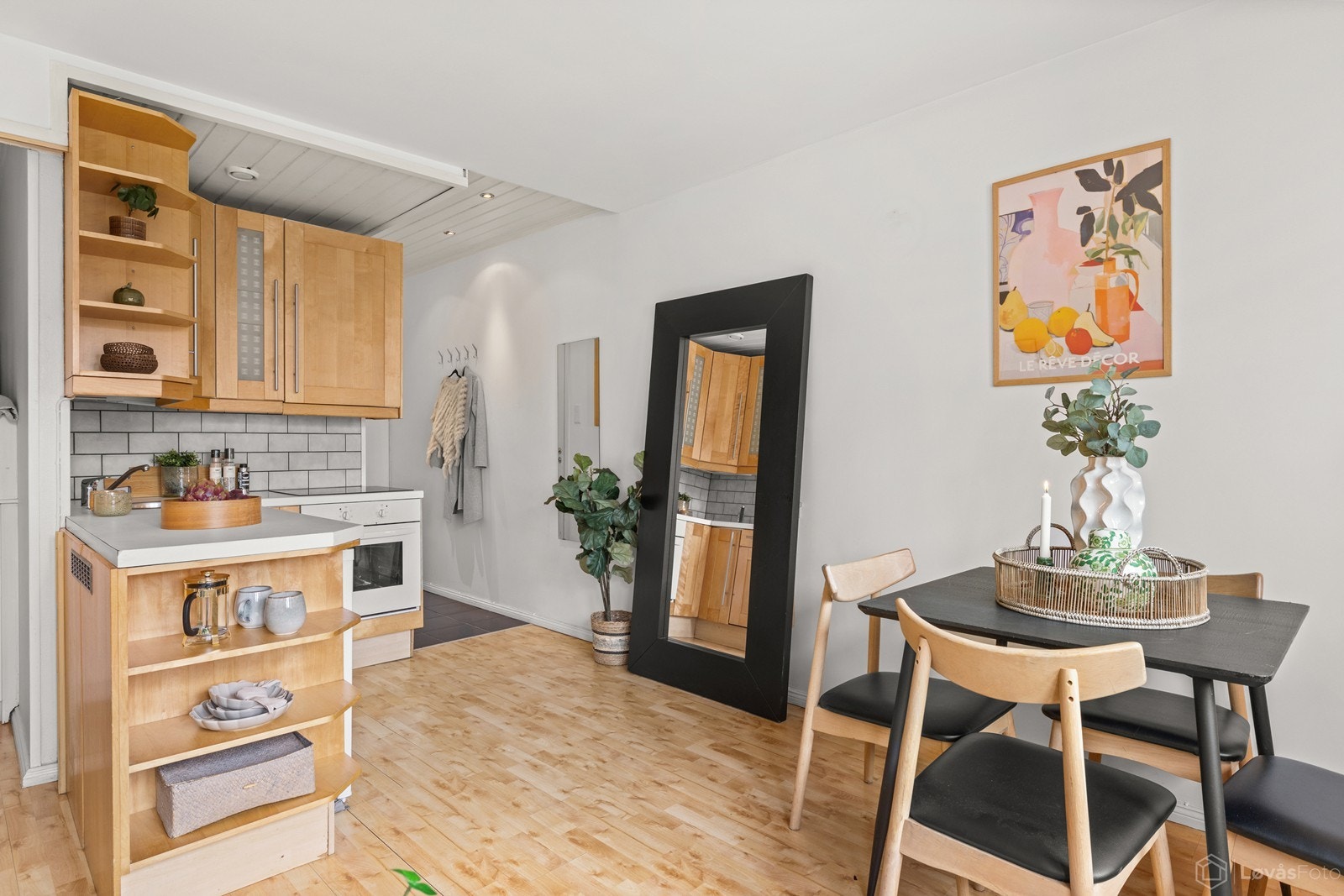 Leiligheten består av en åpen stue- og kjøkkenløsning som gjør boligen sosial. Galleribilde
