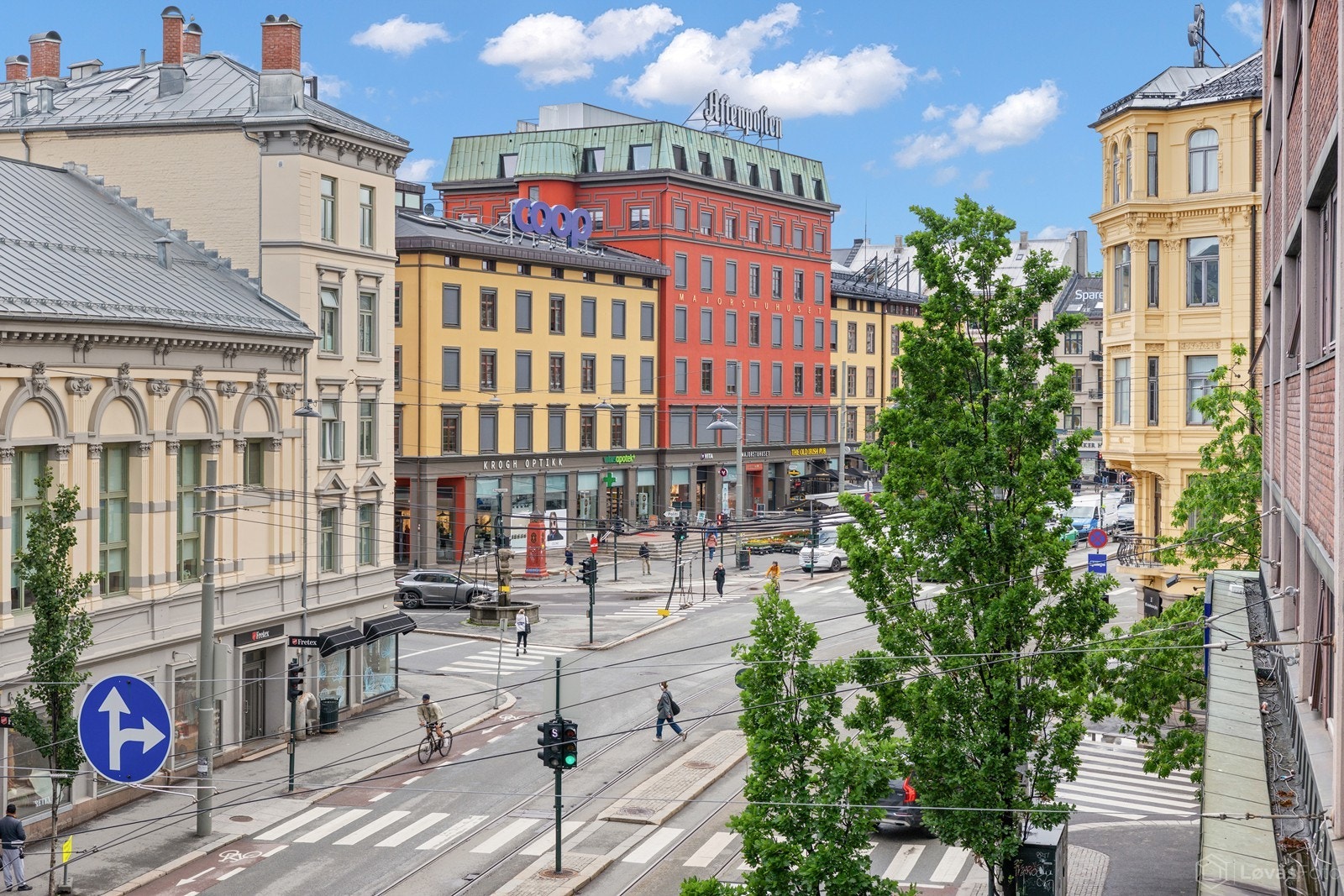 Utsikt fra balkongen, hvor man kan følge livet i byen både sommer og vinter. Galleribilde
