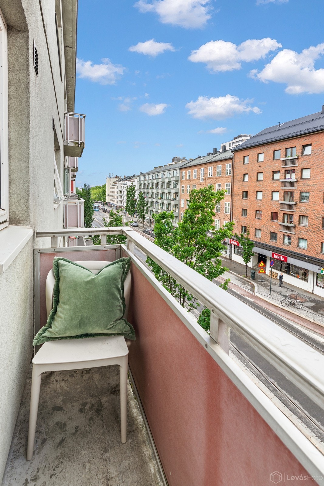 Langstrakt balkong som gir et uteområde for solfylte dager, uten å måtte gå ut døren. Galleribilde