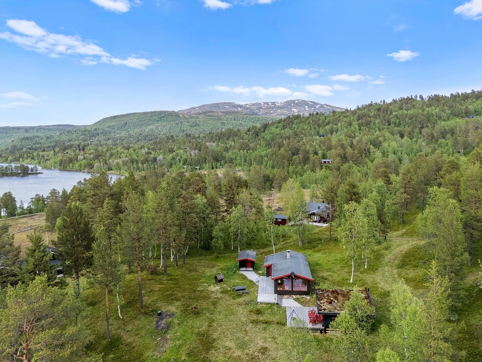 Hytta ligger 200m fra Resvatnet. Galleribilde
