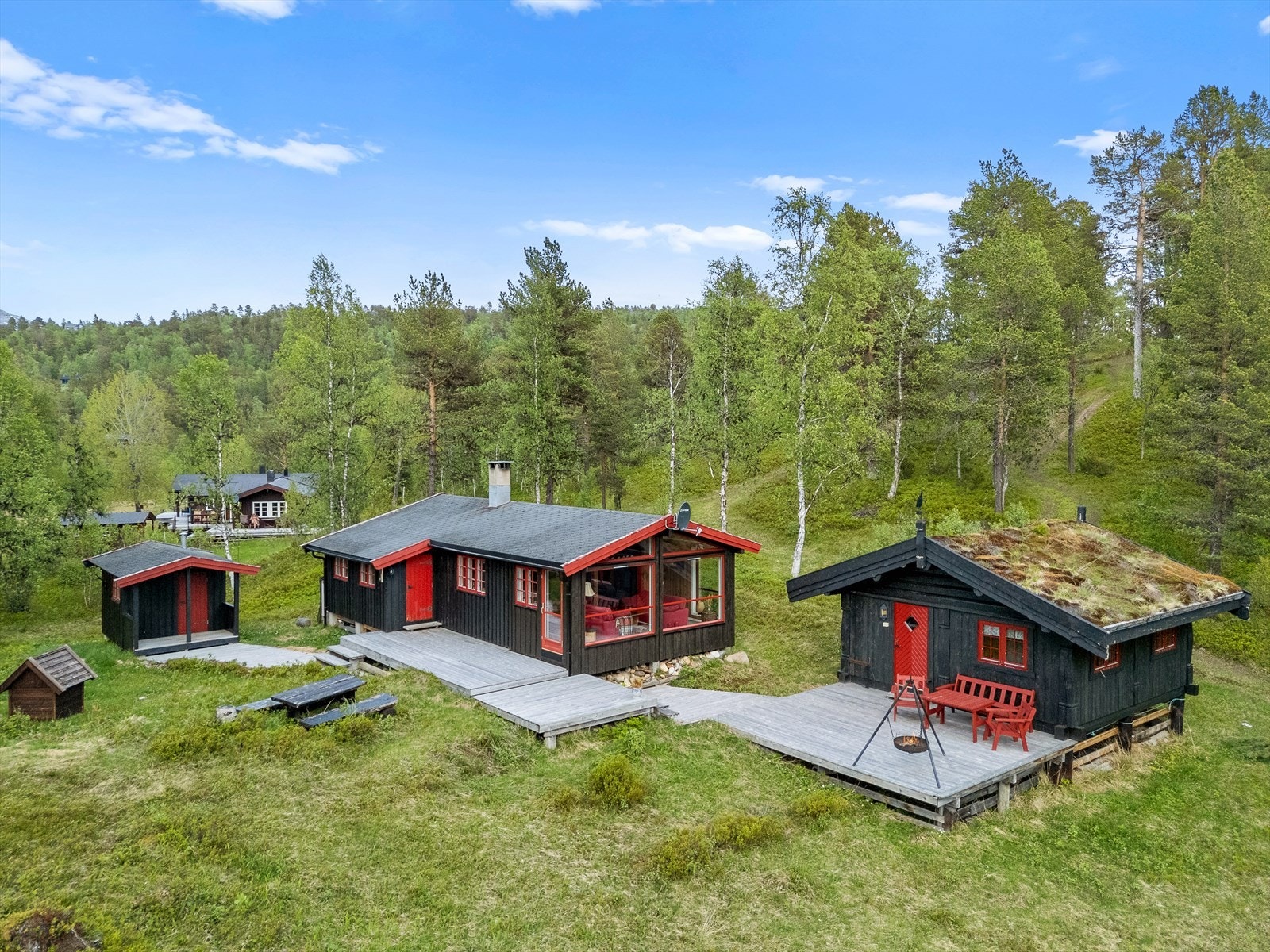 Flott hyttetun med anneks og utebod. Flott naturtomt og solrik beliggenhet Galleribilde