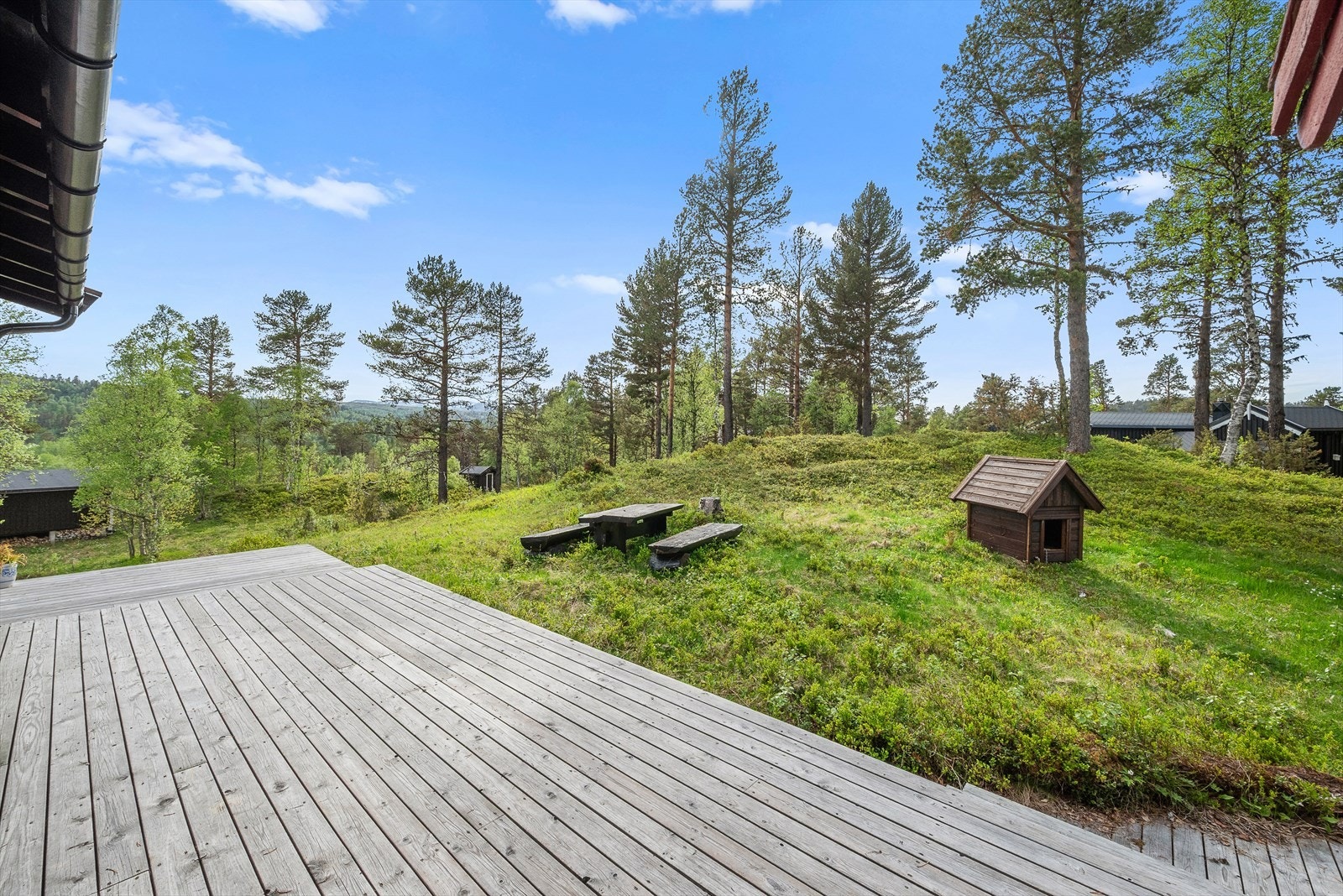 Sammengående terrasse fra anneks til hytte og utebod. Galleribilde