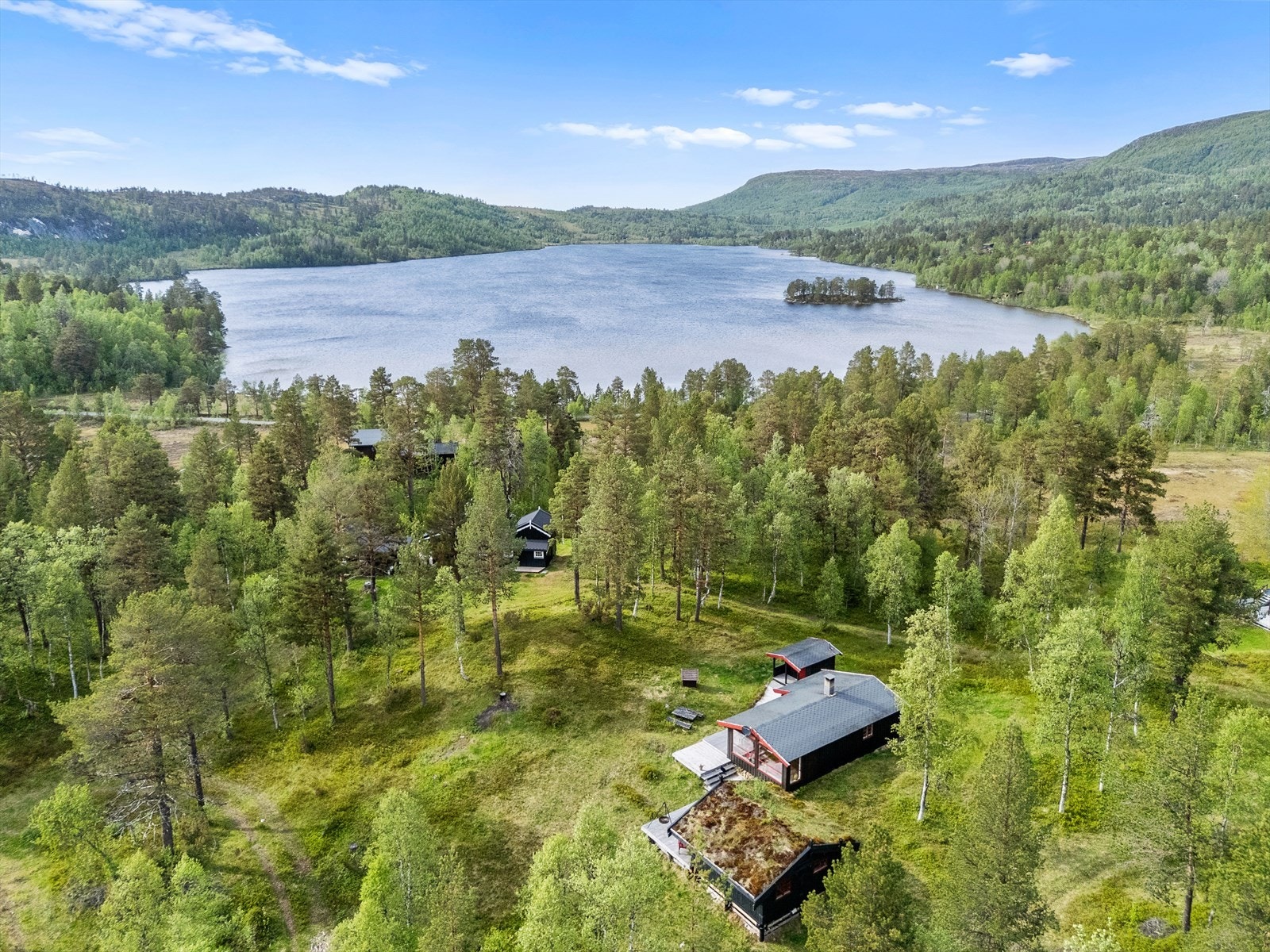 Svært flott beliggende hytteeiendom ved Resvatnet. Galleribilde