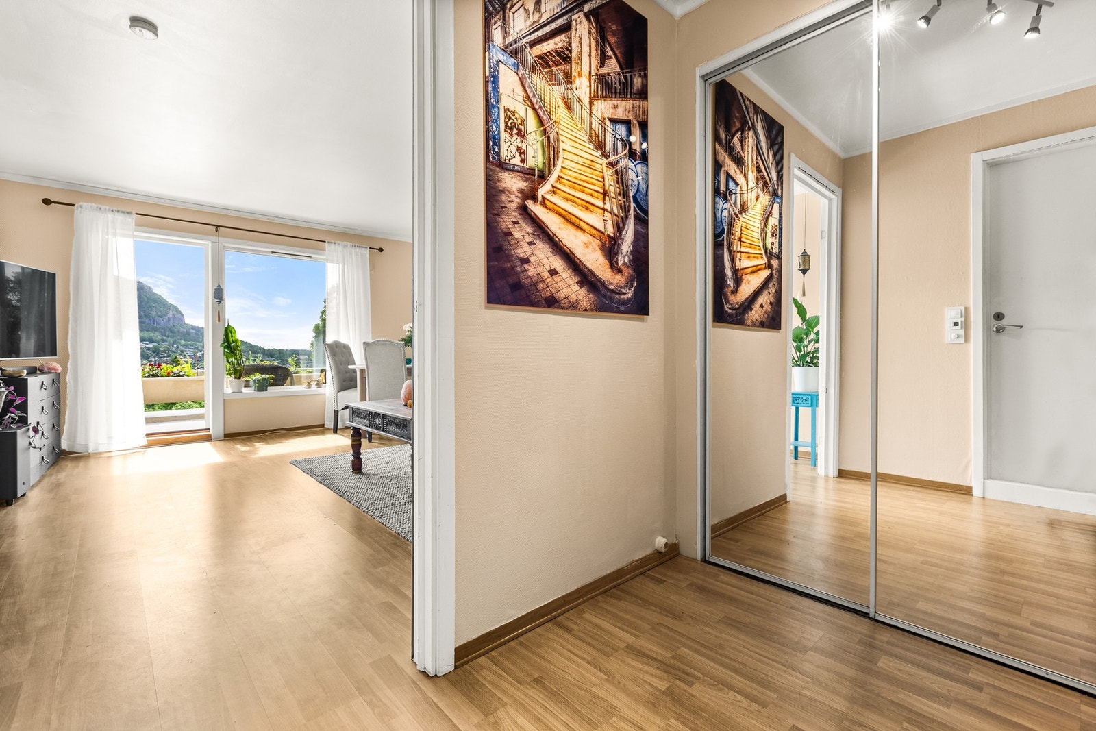 Hall med skyvedørsgarderobe Galleribilde