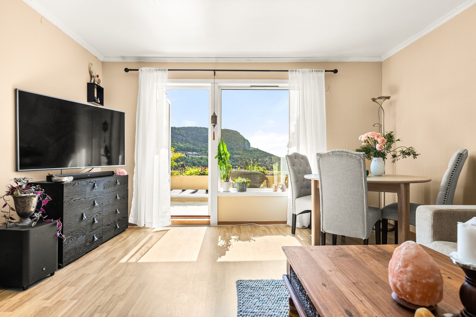 Utgang til terrasse med med utsikt. Galleribilde