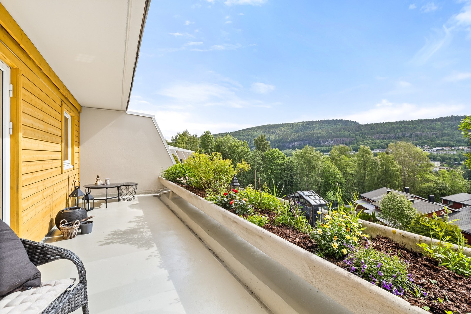 Stor terrasse, med plass til spisebord og en sittegruppe. Galleribilde