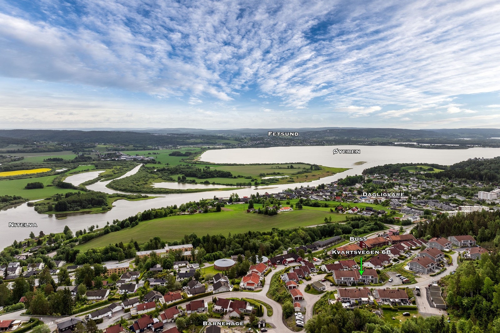 Området har nærhet til skoler, barnehager, offentlig kommunikasjon og gode servicetilbud. Kun 4 km til Lillestrøm med alt av bymessige fasiliteter. Galleribilde
