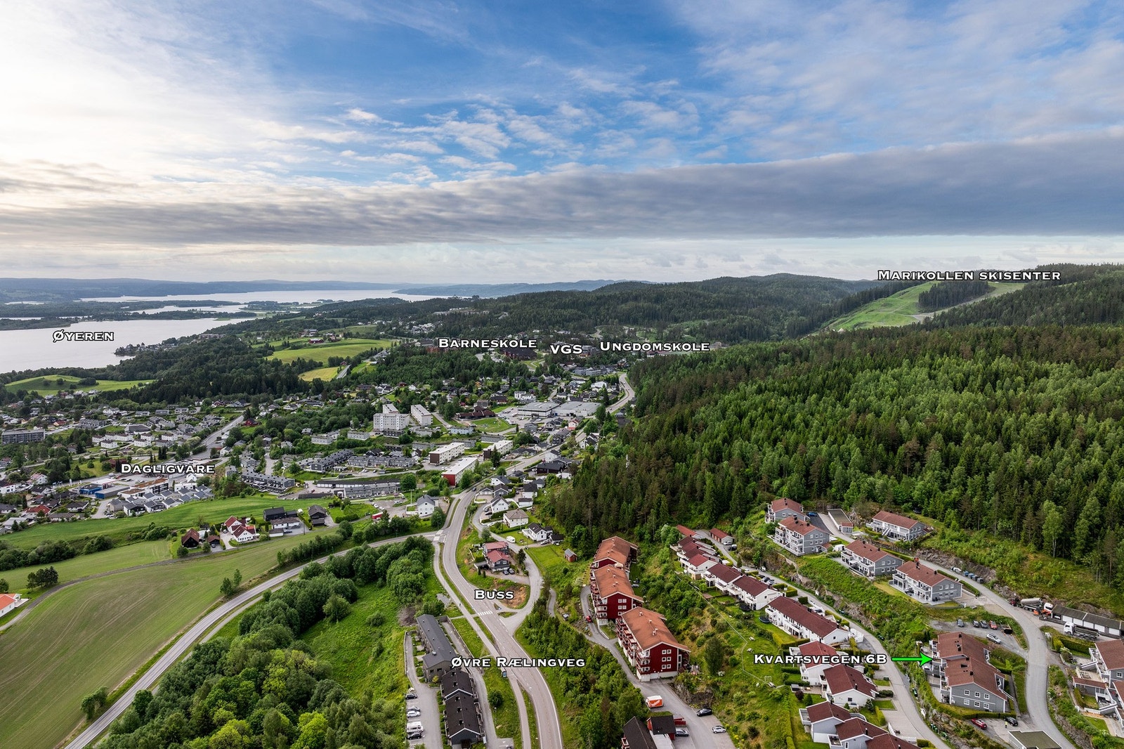 Området har nærhet til skoler, barnehager, offentlig kommunikasjon og gode servicetilbud. Kun 4 km til Lillestrøm med alt av bymessige fasiliteter. Galleribilde