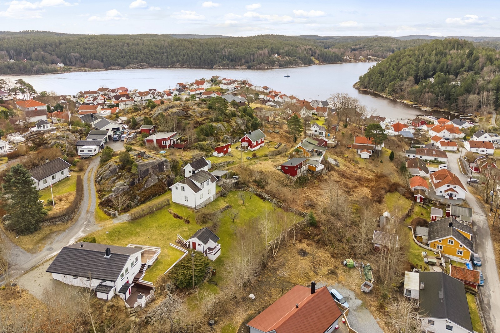 Få minutter unna marinaen i Sponvika med restaurant Galleribilde