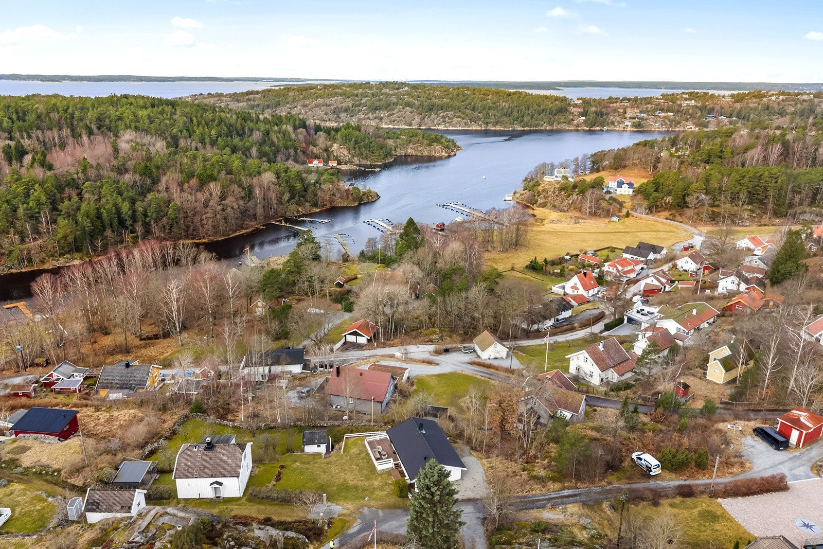 Det er få minutters gange til bryggeanlegg hvor det kan være muligheter for båtplass. Galleribilde