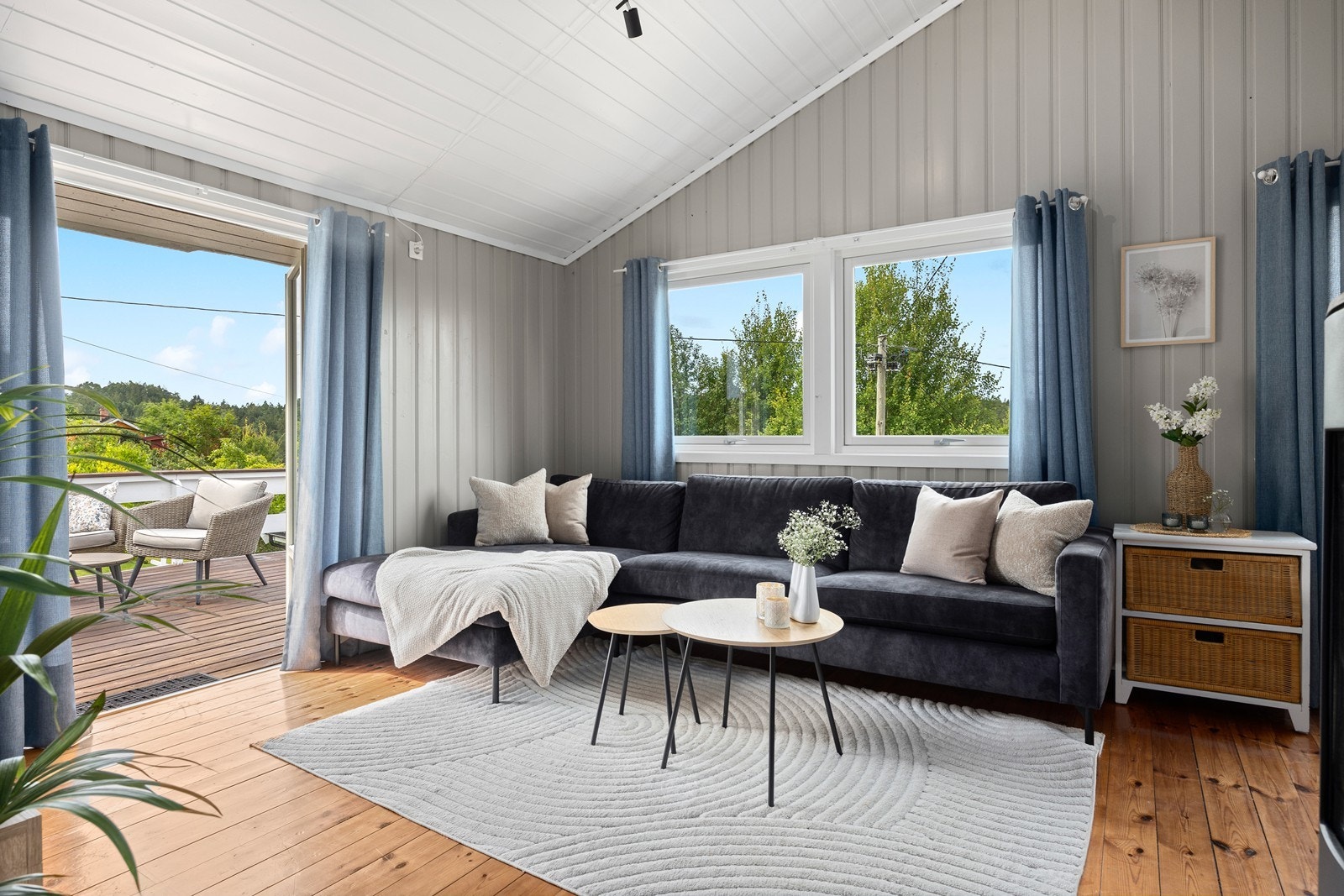 Innvendig er det luftig og innbydende med åpen himling og store vindusflater Galleribilde