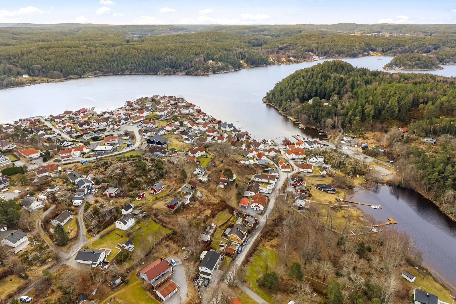 Området byr på flotte badeplasser, bl.a. i Svalerødkilen og på Kjeøya. Galleribilde