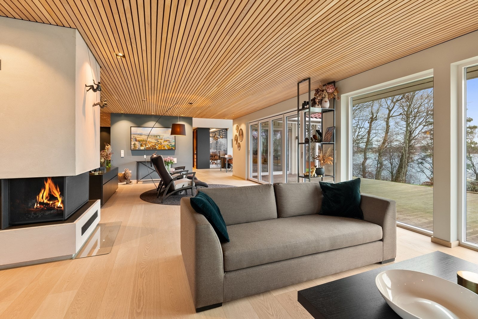 Fra stuen er det en sømløs overgang til hagen og uteområdene. Galleribilde