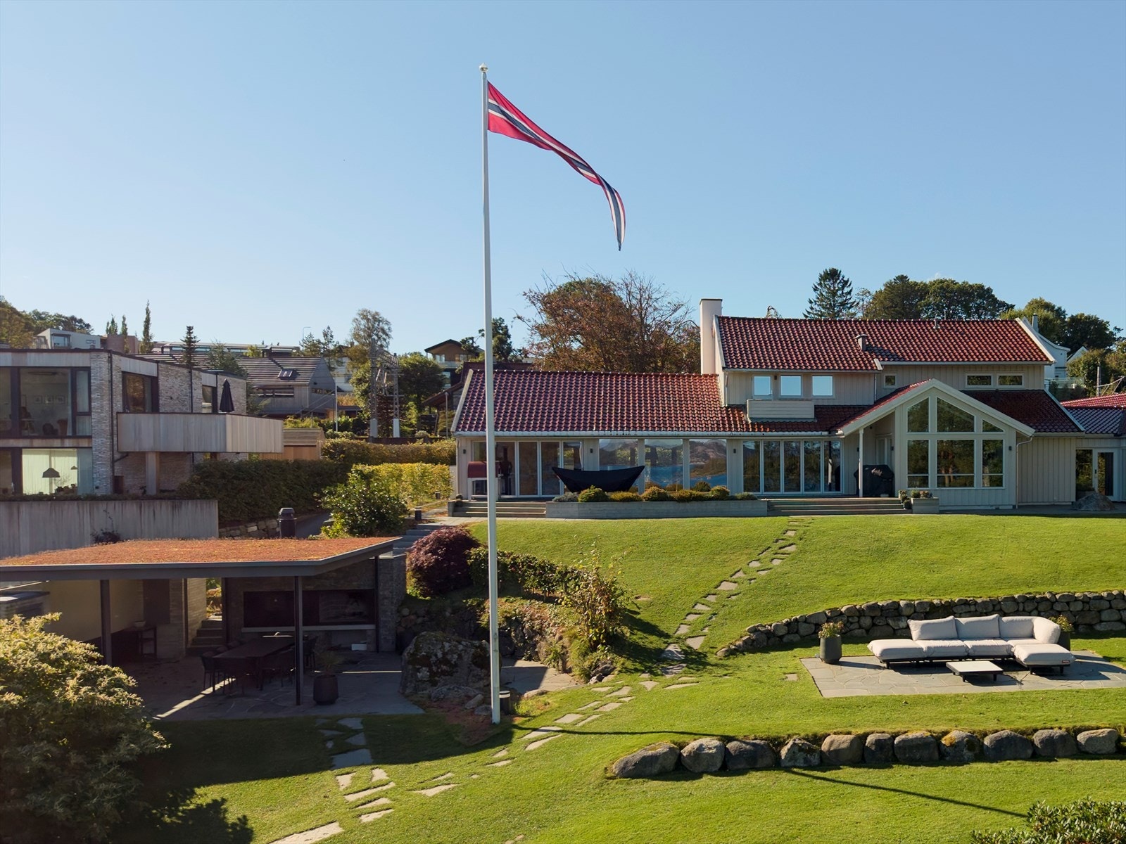 Nedenfor huset ligger en overbygget sommerstue med peis og bakerovn, perfekt for sosiale sammenkomster. Galleribilde