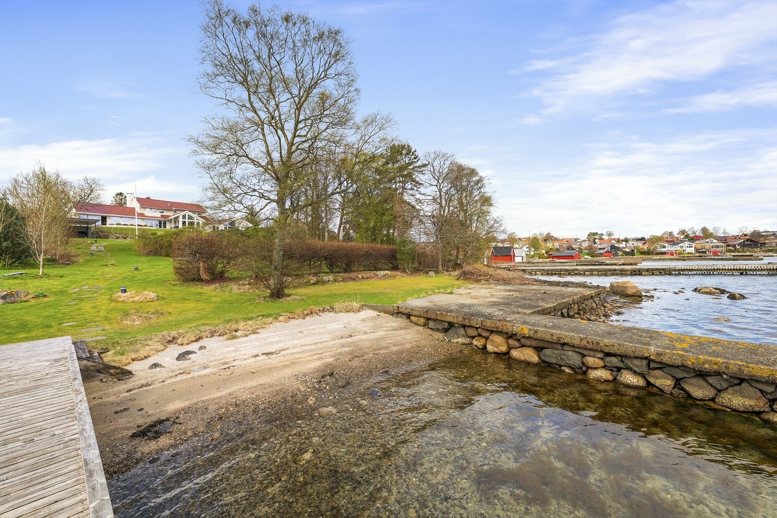 Den private sandstranden er perfekt for bading og lek. Galleribilde