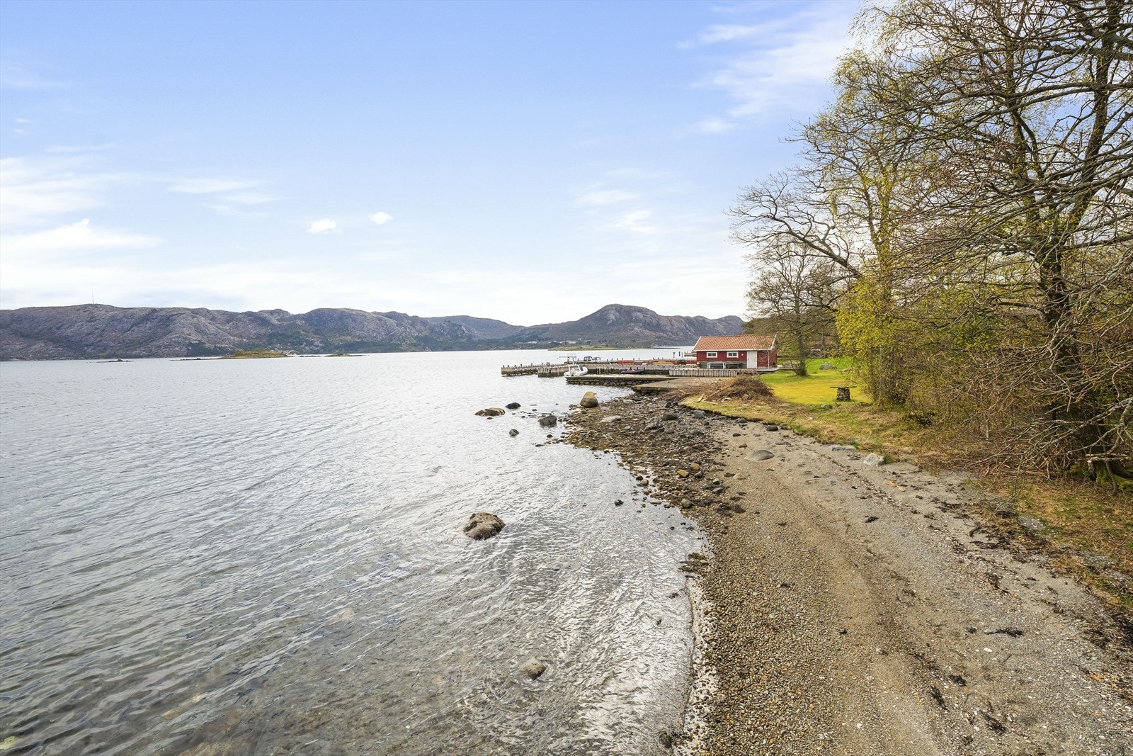 Langs den 50 meter lange strandlinjen er det variert terreng med både strand og svaberg. Galleribilde