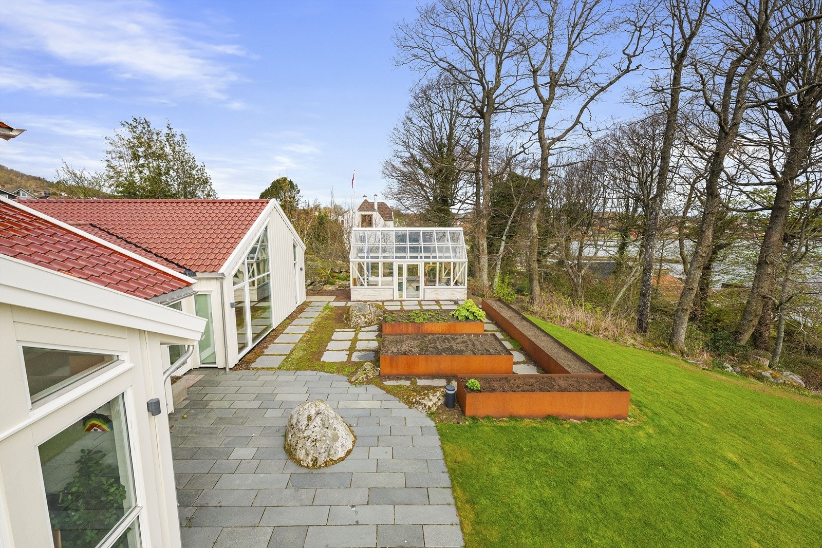 Fra hagestuen og uteplassen er det direkte tilgang til hagen. Galleribilde