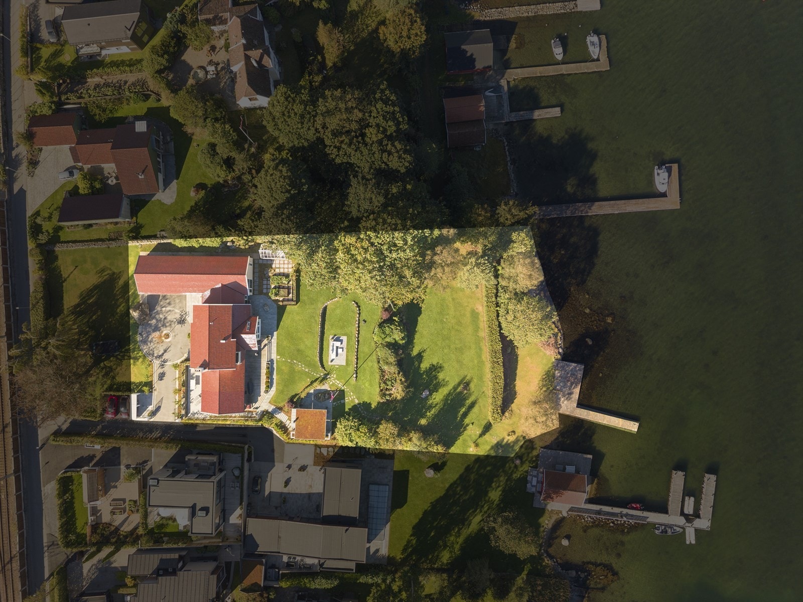 Tomtegrensen er markert og viser den betydelige størrelsen på denne unike strandeiendommen. Galleribilde