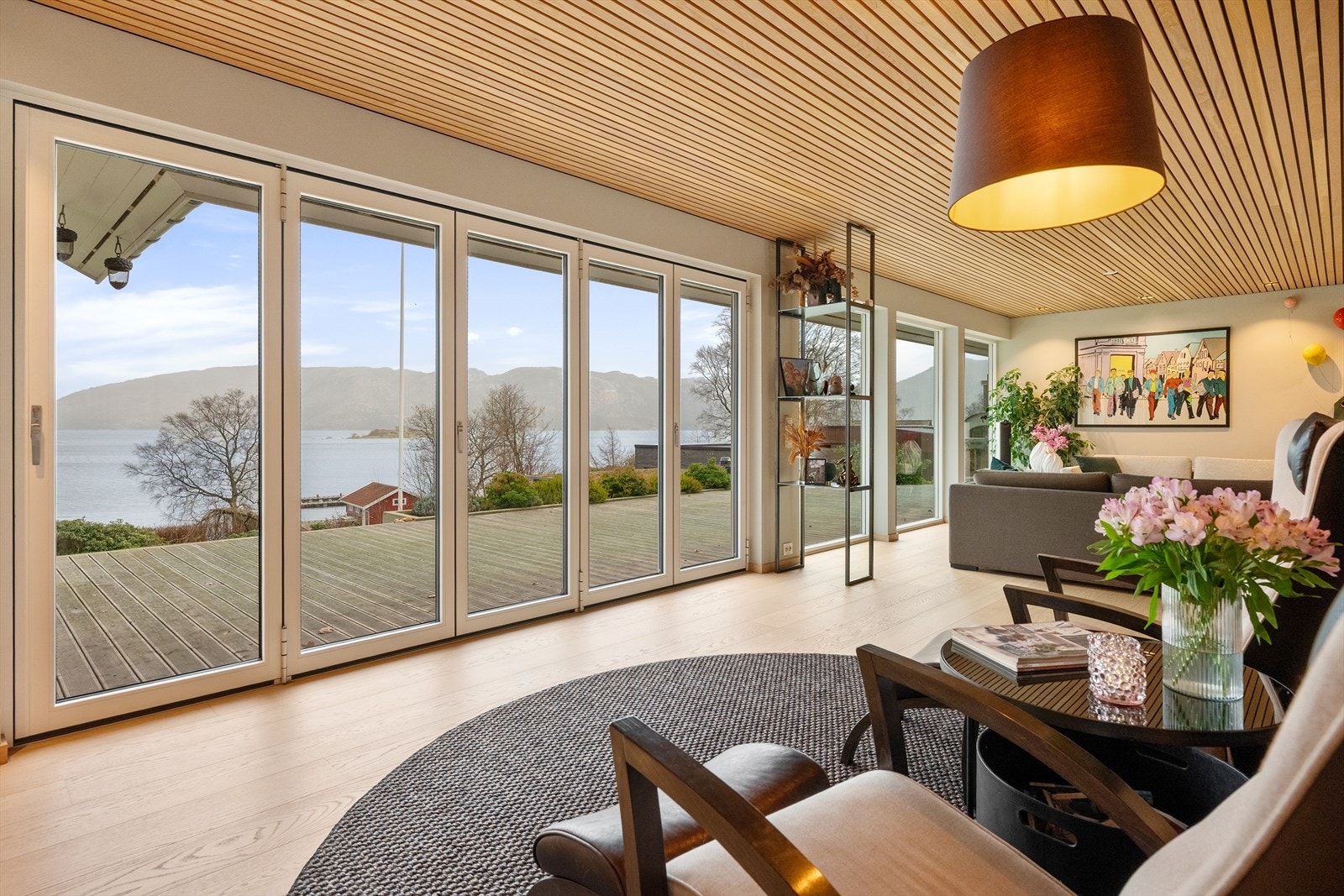 Terrassen utenfor stuen er på ca. 60 m² og har god plass til utemøbler. Galleribilde
